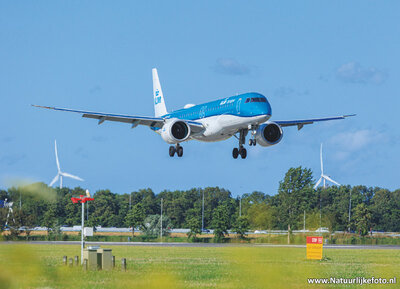 ansichtkaart landend KLM vliegtuig op Schiphol