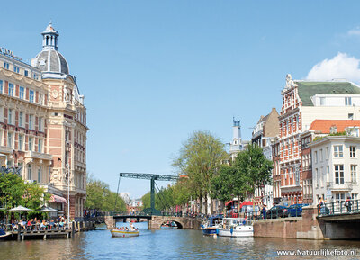 Grachten van Amsterdam met Aluminium brug