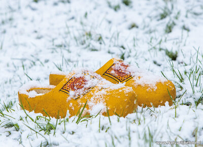 Ansichtkaart klompen in de sneeuw