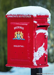 ansichtkaart rode brievenbus in de sneeuw