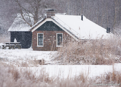 ansichtkaart boerderij in de sneeuw